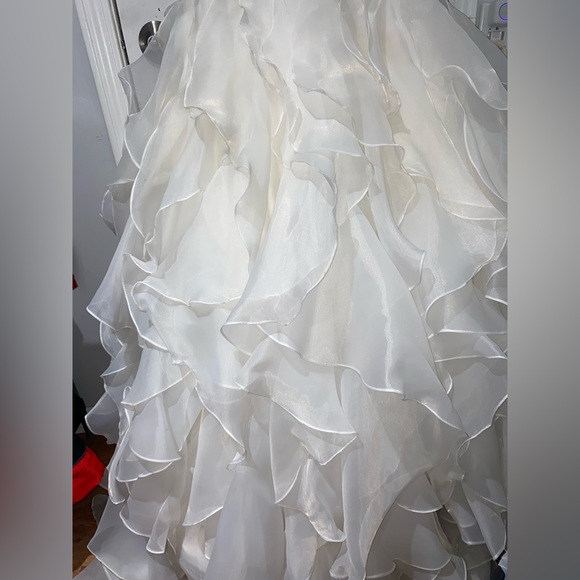 Selling this gorgeous V-Neck Ruffle Wedding Dress for Bride - Picture 4 of 9
